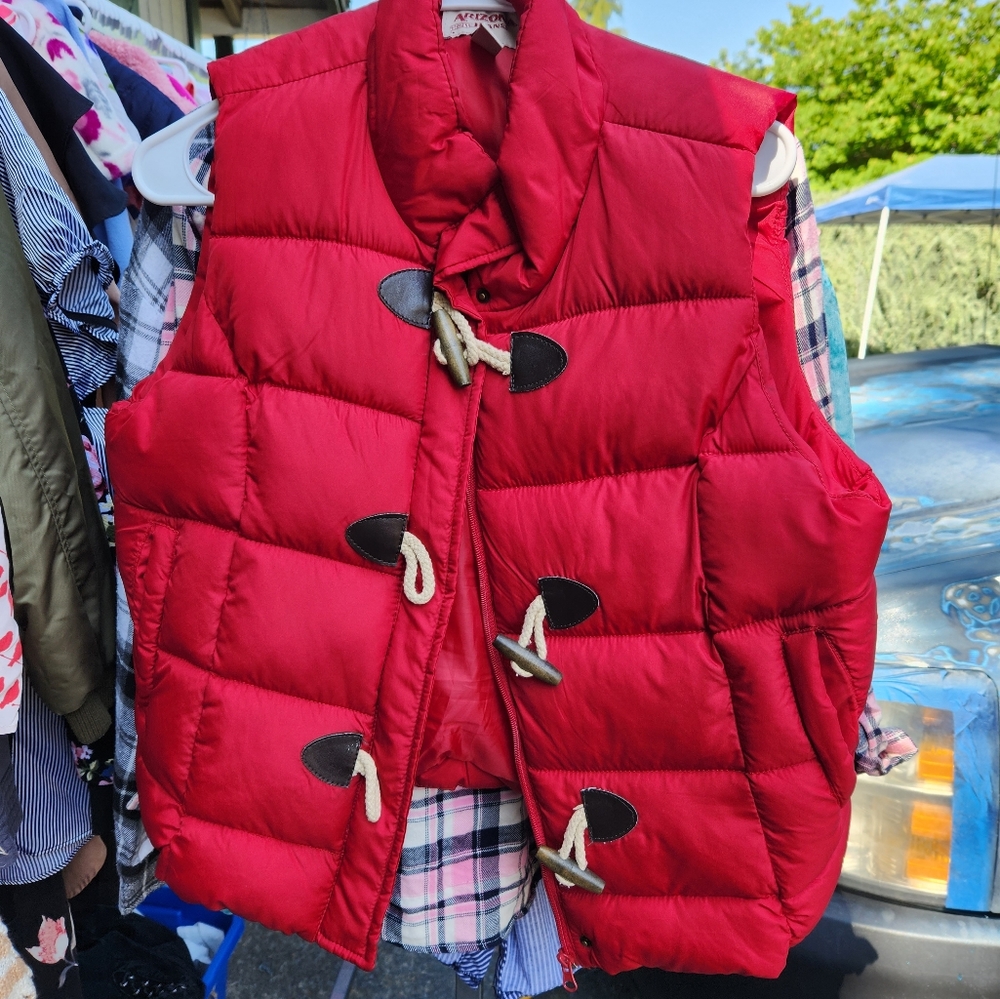 Arizona women's XL Red puffer vest New w/o tags sleeveless